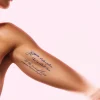 Revolver og citat tatovering